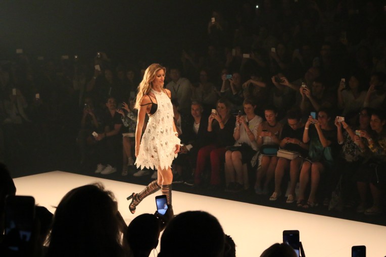 Gisele Bündchen no seu ultimo desfile,  Colcci - Colcci Verão 2016 photo by Mairanny Batista